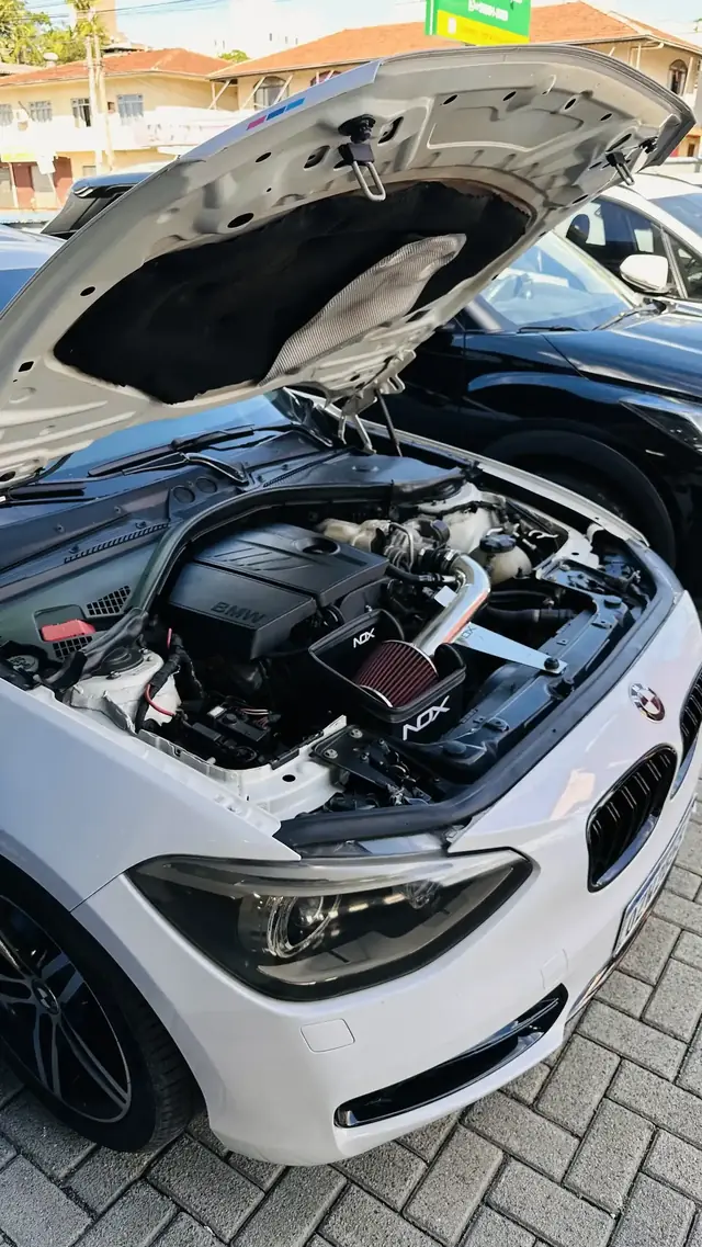 BMW Série 1 com admissão esportiva à mostra