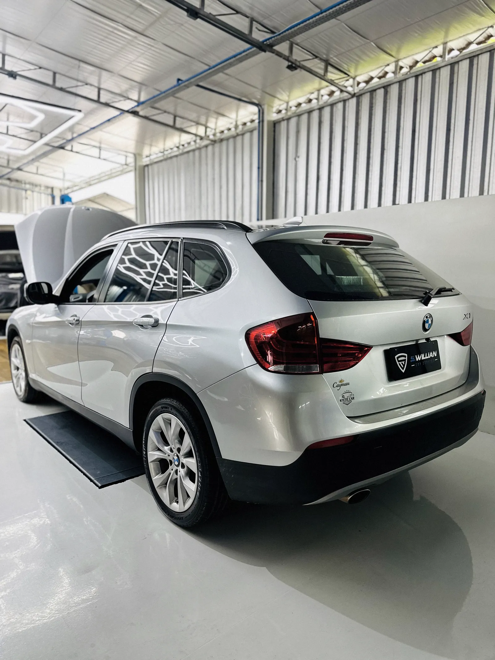 BMW X1 prata visto de trás, com película de proteção