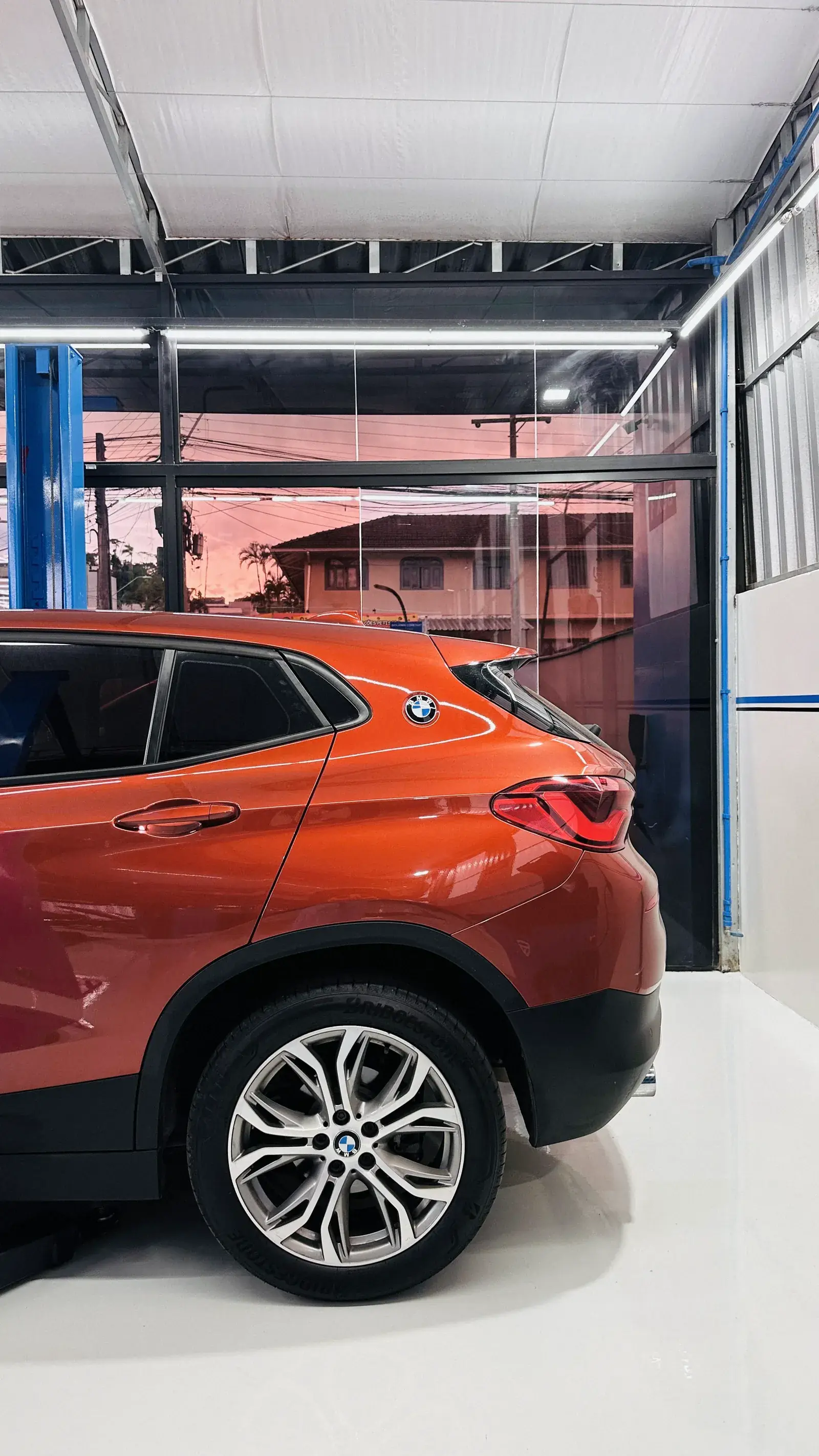 BMW X2 laranja, perfil ao entardecer