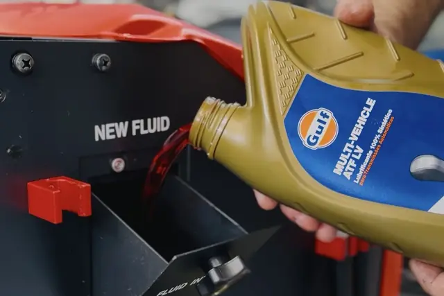 Óleo ATF sintético sendo despejado na máquina de troca de óleo do câmbio automático