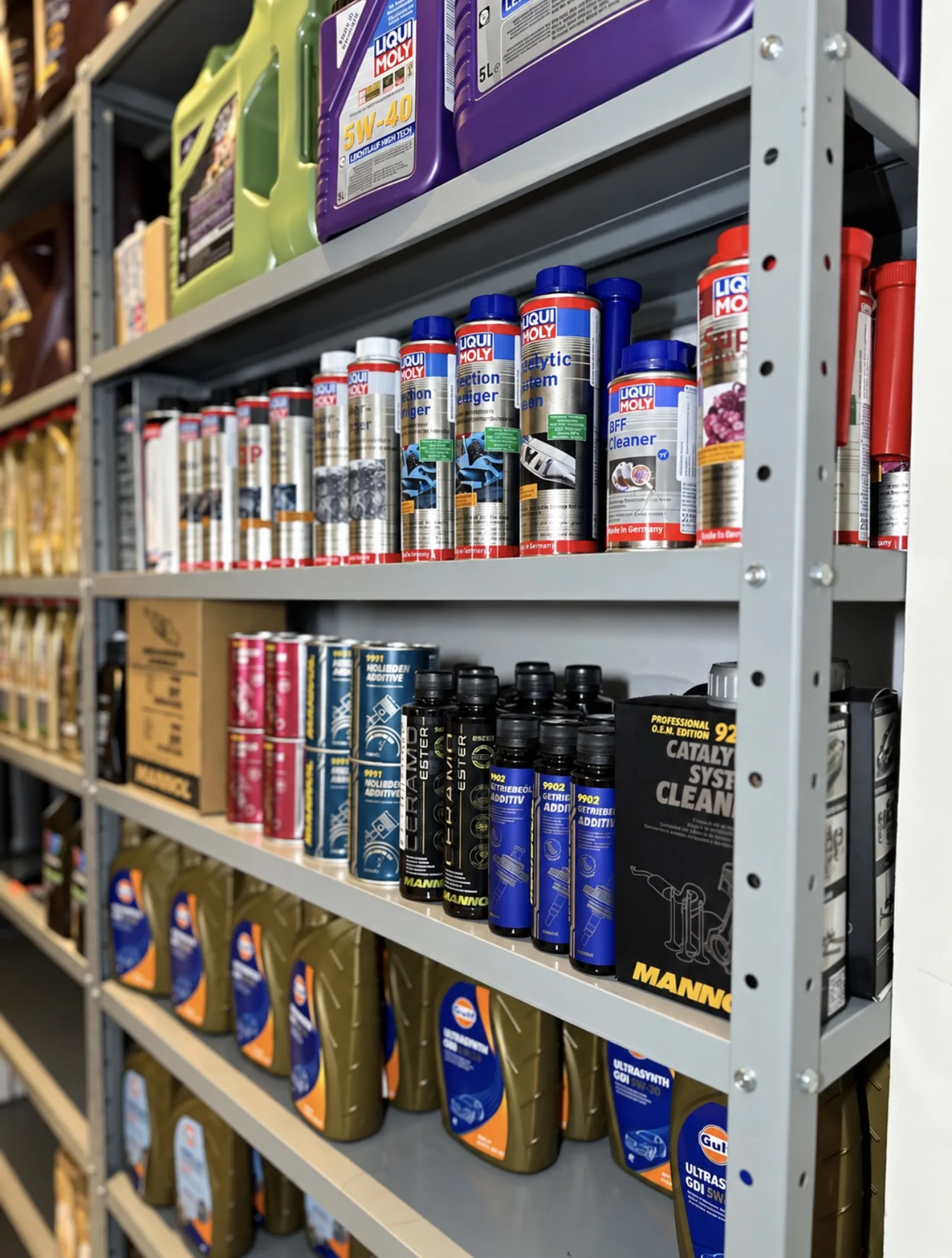 Prateleira com aditivos e produtos técnicos no estoque da oficina
