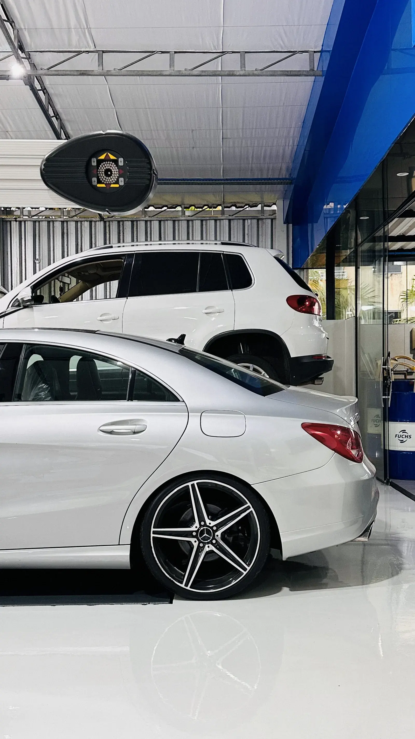 Mercedes-Benz CLA branco em primeiro plano, Volkswagen Tiguan ao fundo